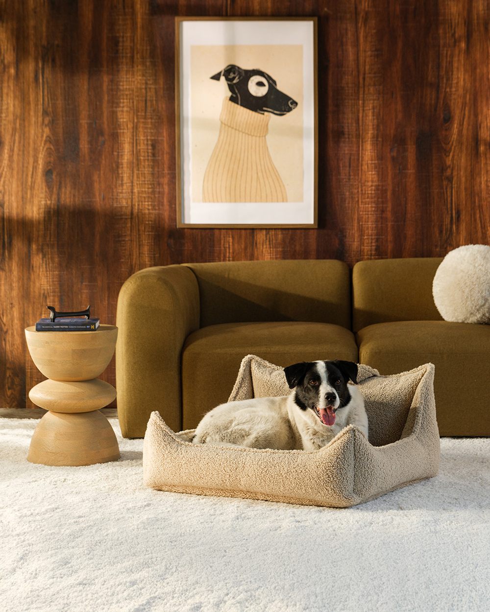Wigiwama Dog Bed - Pet Club Chair Beige - L in een kinderkamer