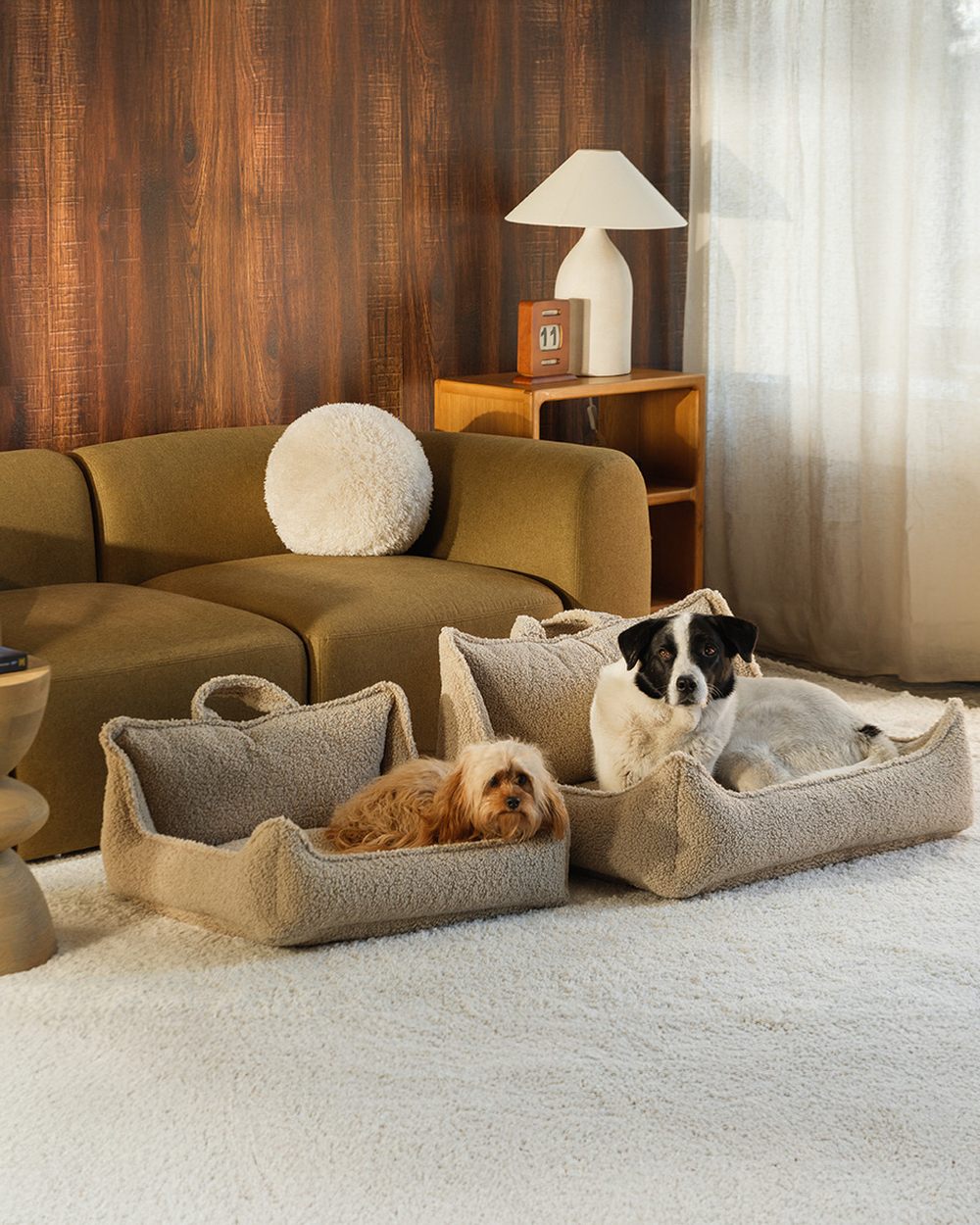 Wigiwama Dog Bed - Pet Club Chair Beige - L in een kinderkamer