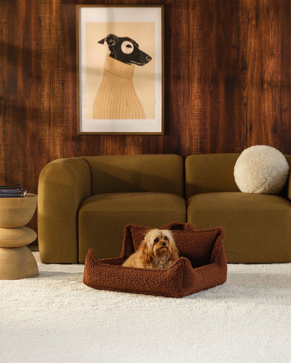 Wigiwama Dog Bed - Pet Club Chair Brown - M in een kinderkamer