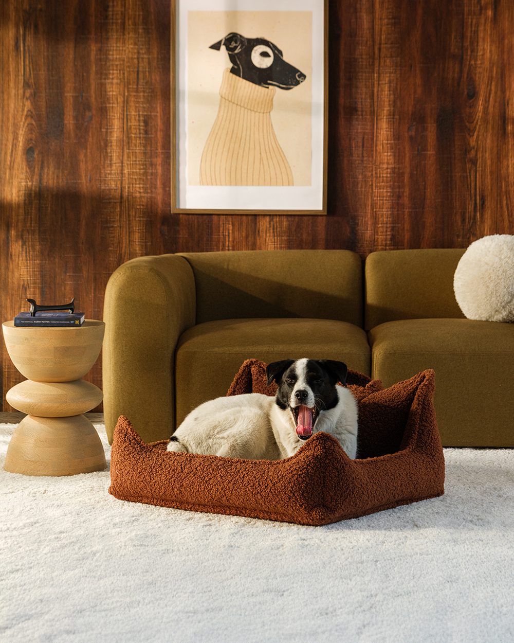 Wigiwama Dog Bed - Pet Club Chair Brown - L in een kinderkamer