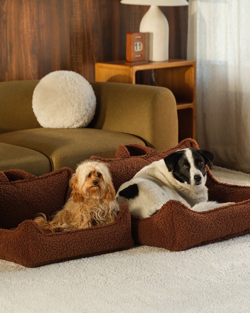 Wigiwama Dog Bed - Pet Club Chair Brown - L in een kinderkamer